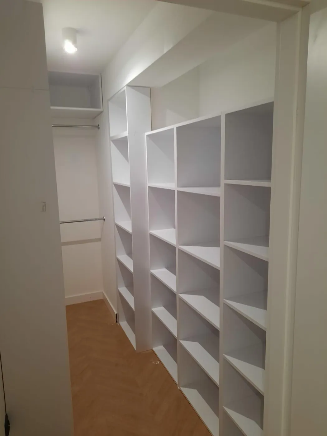 Garderoba na wymiar z otwartymi półkami i drążkami, zabudowa narożna