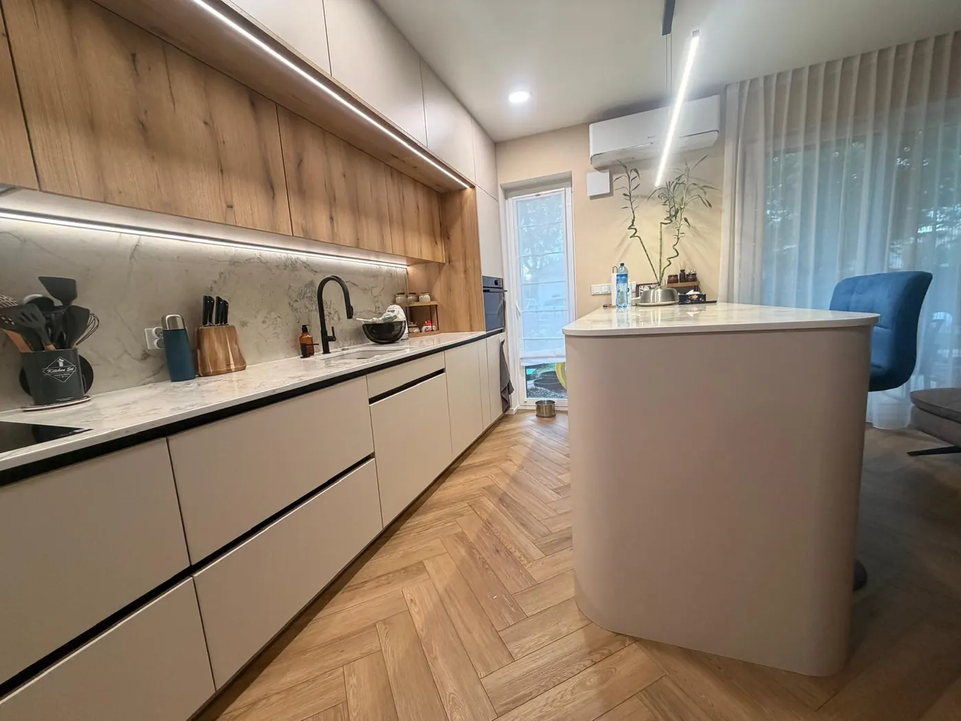 Wnęka robocza w dekorze drewna z taśmą LED w barwie neutralnej