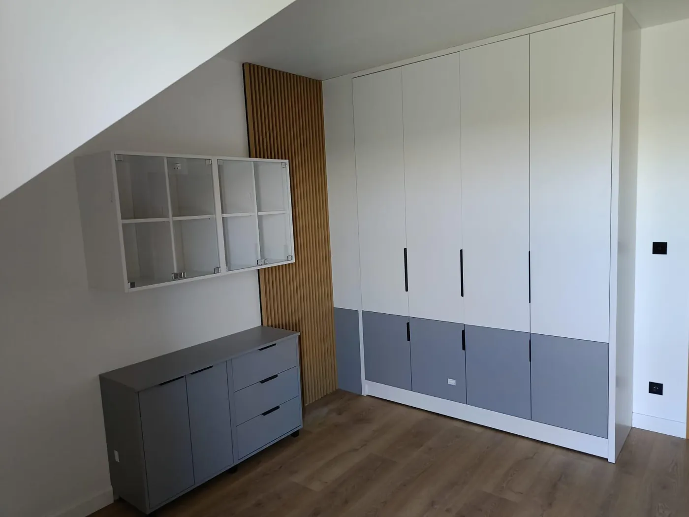 Szafa pod skos na wymiar we Wrocławiu — zabudowa poddasza do samego sufitu